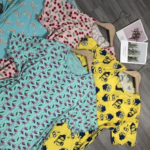 Váy thiết kế DO họa tiết hoạt hình nữ dáng suông MQ CLOTHING đầm ngắn tay phối cổ cách điệu | BigBuy360 - bigbuy360.vn