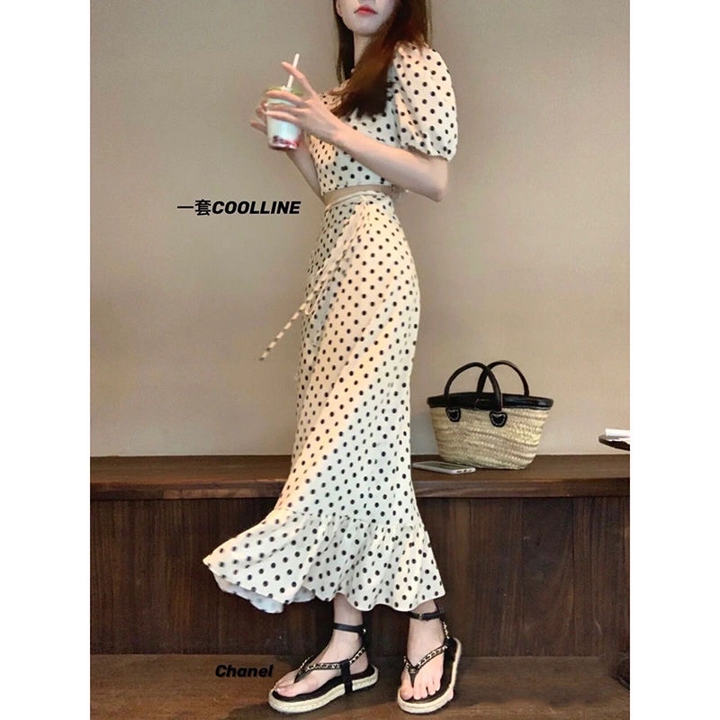 Set váy chấm bi khoe vòng eo đẹp