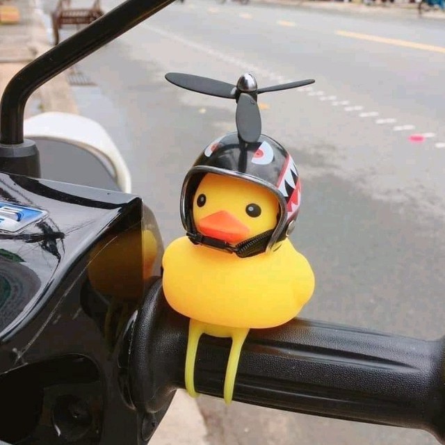 Vịt gắn xe máy có đèn đội nón bảo hiểm chong chóng