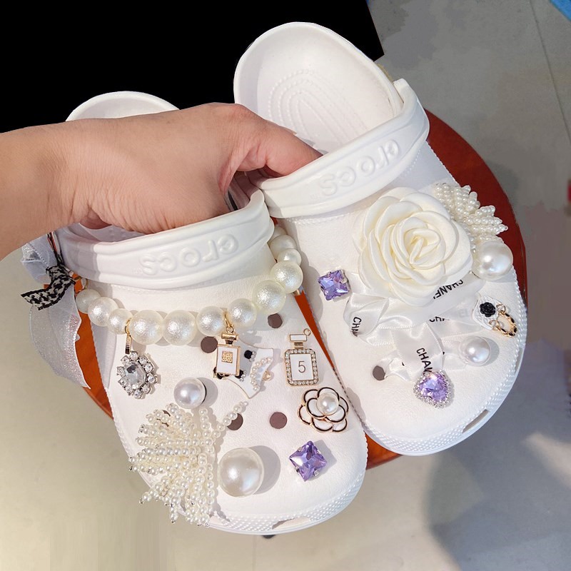 Dép cross hoa văn ngoài hành tinh white tằng kèm 12 jibitz cài dép cross