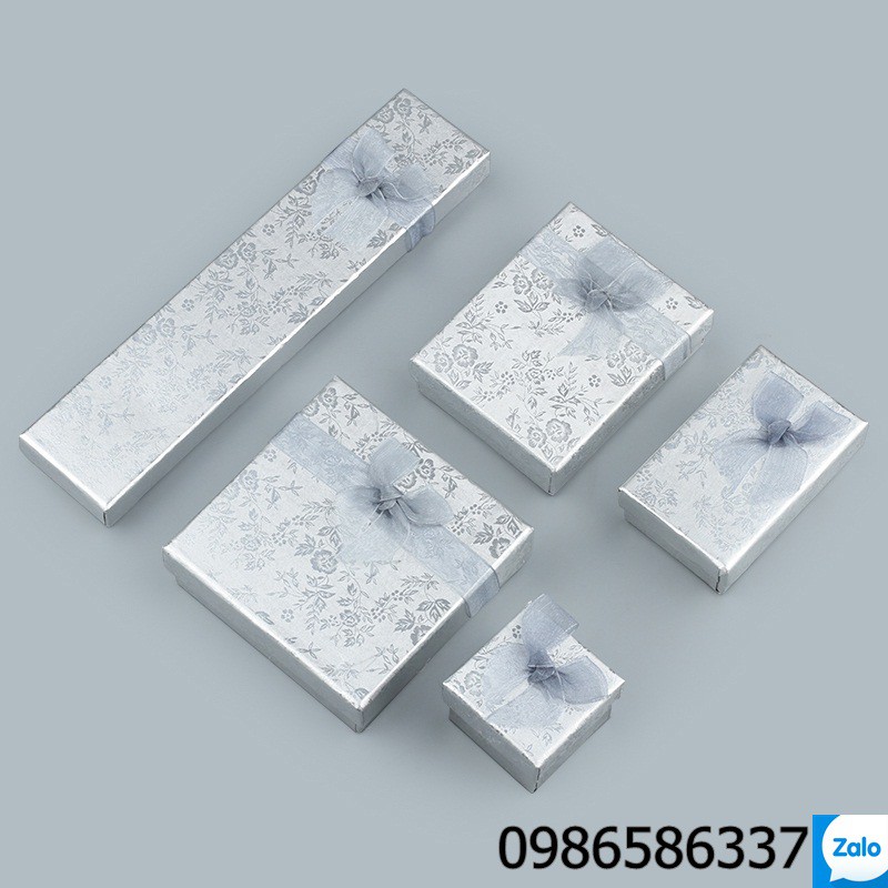 Hộp nhẫn, dây chuyền,vòng, bộ trang sức bằng giấy nhũ bạc có nơ ruy băng, hoa văn chìm sang trọng