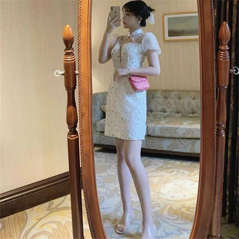 Đầm Voan Trắng Cổ Tàu Cut-out Ngực