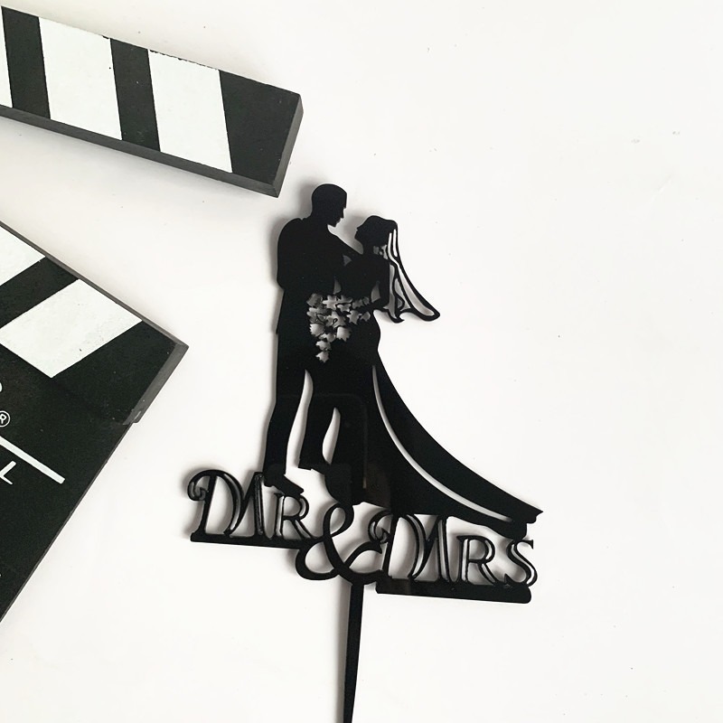 Topper cắm trang trí bánh kem hình cô dâu chú rể Mr/Mrs màu đen/vàng