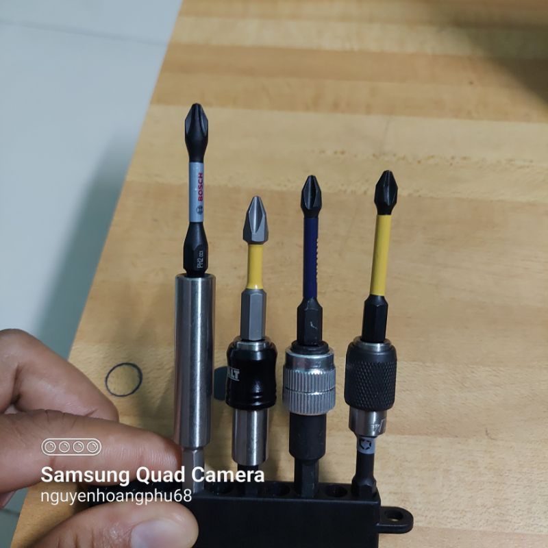 Đầu nối vít Dewalt Bosch kèm mũi vít PH2 có khóa chống rớt vít nam châm hít mạnh