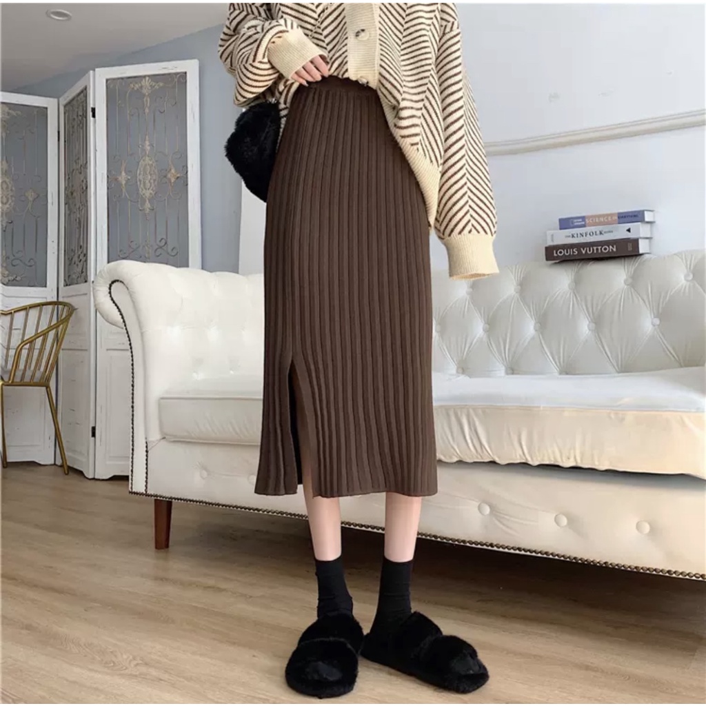 Chân váy dài len dệt kim đen, be