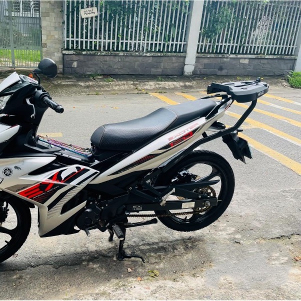 Đế thùng sau GIVI M7MN-S có đèn led cảnh báo nhựa PP nguyên sinh gắn thùng sau xe máy GIVI chính hãng