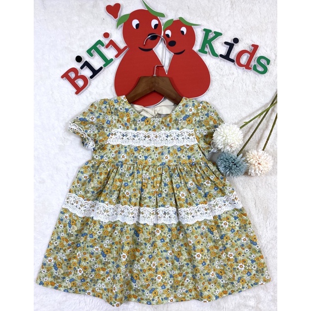 Đầm bé gái,váy xòe trẻ em phối ren ,BITIKIDS, họa tiết hoa nhí xanh kate cotton size 0 đến 5 tuổi.