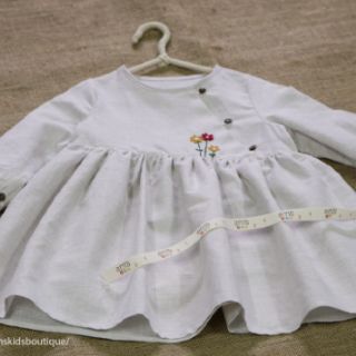 Váy linen thêu bé gái