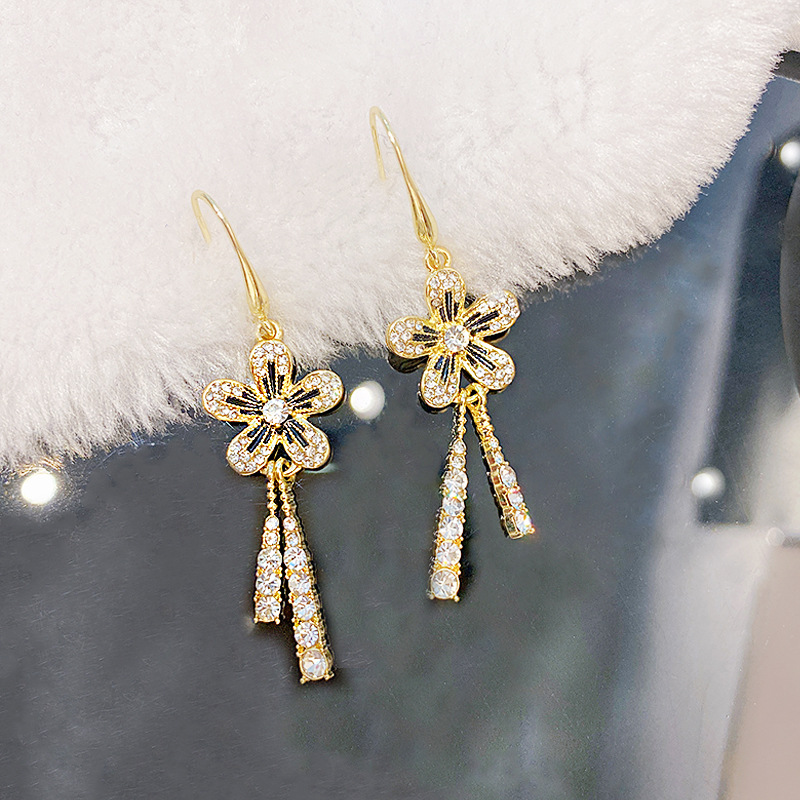 Đôi bông tai đính kim cương giả mặt hình hoa dáng dài sáng bóng