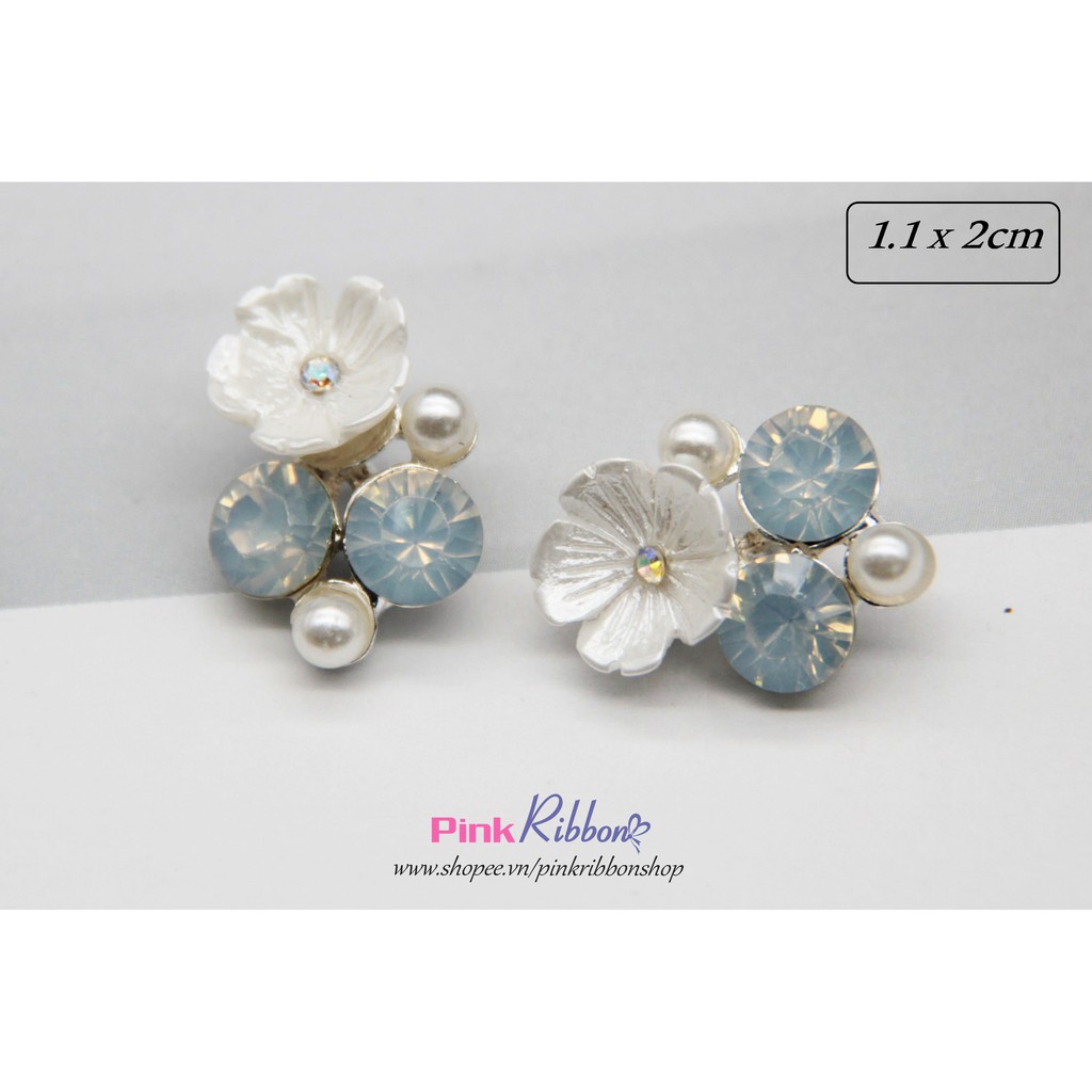 Charm hoa trắng, đá ngọc xanh