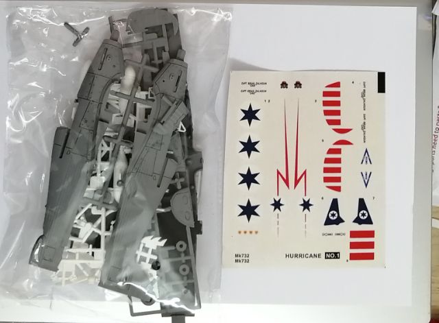 Bộ lắp ráp  mô hình máy bay Hurricane Tỷ lệ 1:48