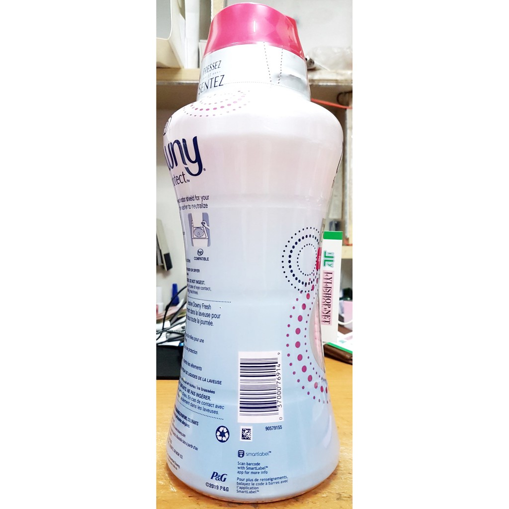 Viên xả vải Downy (màu hồng) chai 859 g của Mỹ giữ thơm lâu Downy Fresh Protect Odor Defense