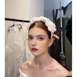 Bờm hoa trắng cài tóc cô dâu