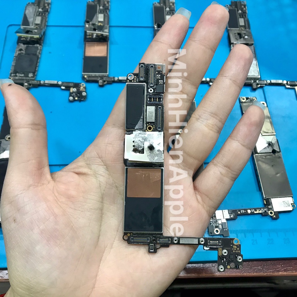 Main xác iPhone 7 đục lỗ, chỉ lấy được ic