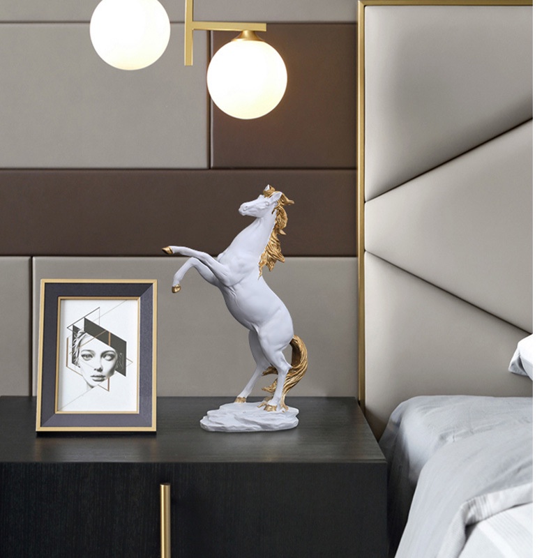 Tượng ngựa để bàn decor phòng khách phong cách Bắc Âu