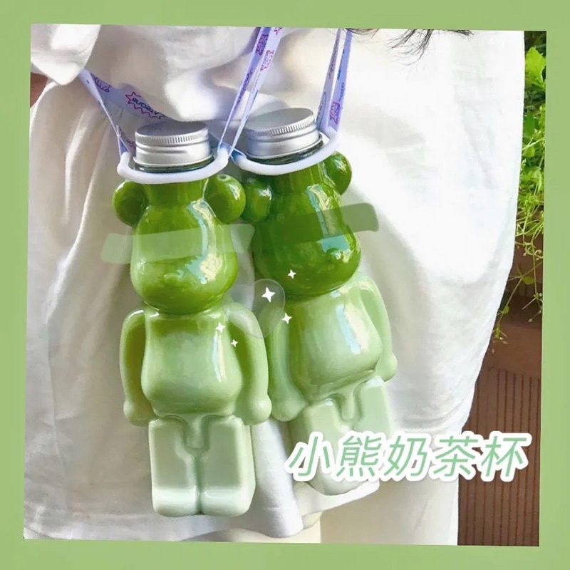 Chai nước Bearbrick 700ml tặng kèm dây đeo cực chất