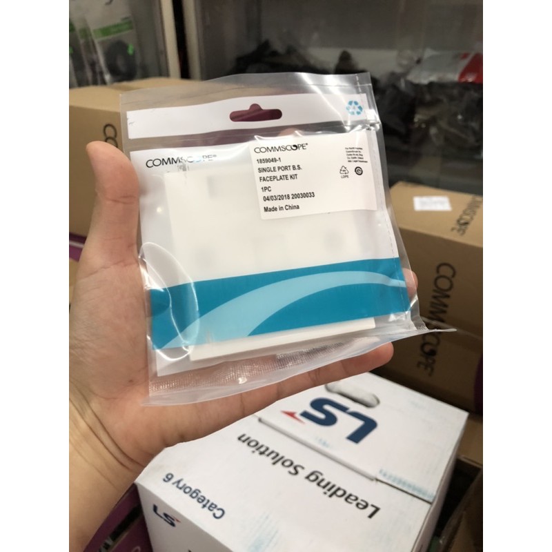 Mặt nạ vuông outlet 1 cổng CommScope AMP