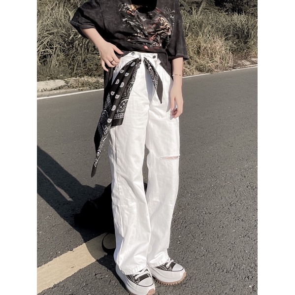 Quần Jean trắng suông rách một bên cá tính (MS3354) | BigBuy360 - bigbuy360.vn