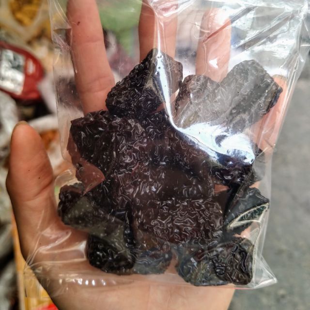 Táo đen khô nấu gà hầm thuốc bắc