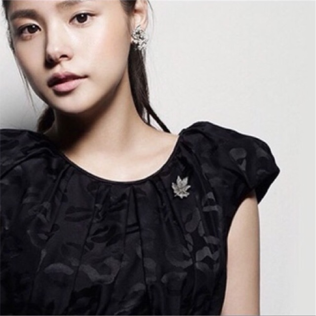 Cài áo nam nữ hình lá phong đính hạt A1089