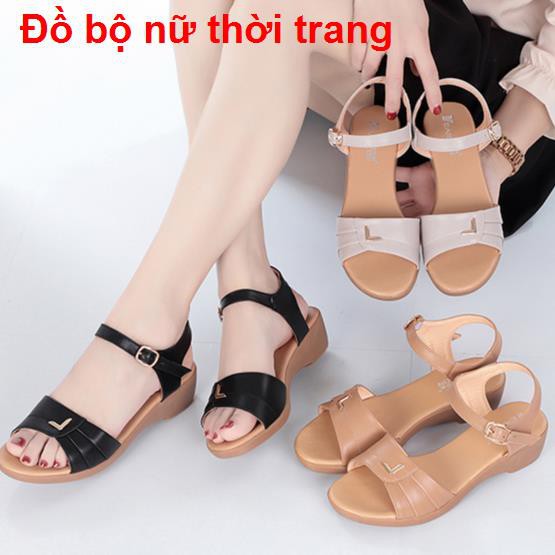 giày caoGiày dép mẹ mùa hè nữ 2021 mới đế bằng không trơn trượt cho người trung niên và cao tuổi thoải mái nhẹ