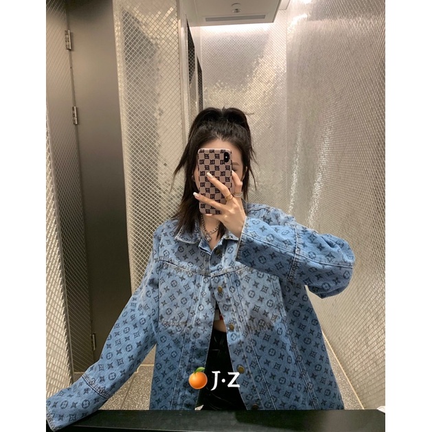 Áo khoác jeans nữ màu xanh omber hoạ tiết logo LV hãng thời trang cao cấp Louis Vuitton