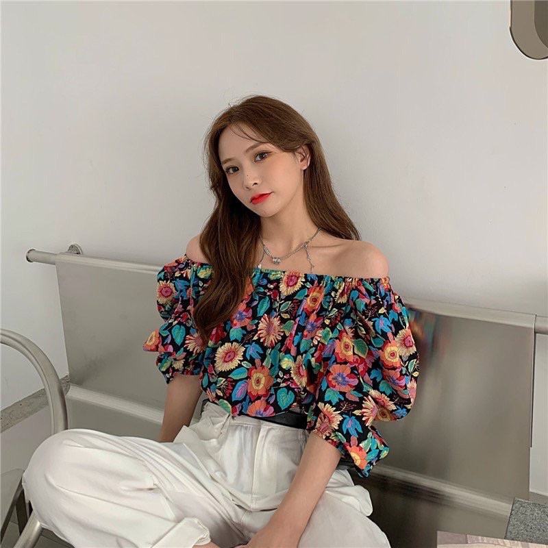 Áo trễ vai điệu đà sexy.