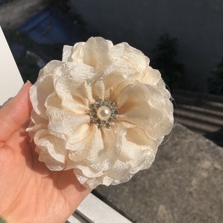 Hoa cài áo handmade cao cấp- Hoa voan tơ màu kem 10cm- Đính nhuỵ ngọc đá pha lê