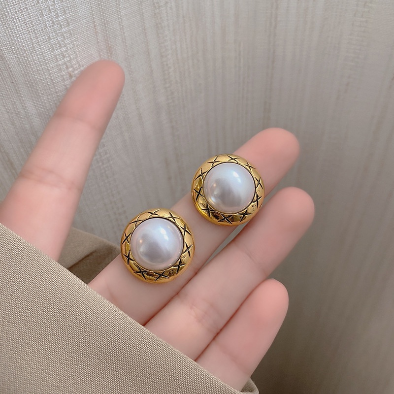 Khuyên Tai Hình Nút Áo Đính Ngọc Trai Phong Cách Cổ Điển Thanh Lịch Dành Cho Nữ