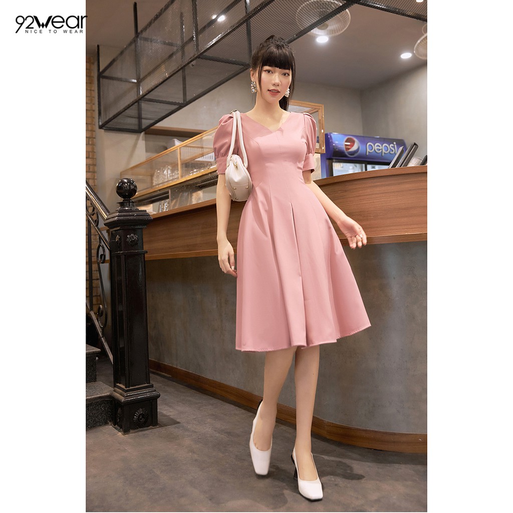 [Mã WABRWA15 giảm 15% đơn 300K] Đầm váy nữ công sở 92WEAR (2 MÀU) váy xòe ngắn tay cổ V tay bồng DEW0992