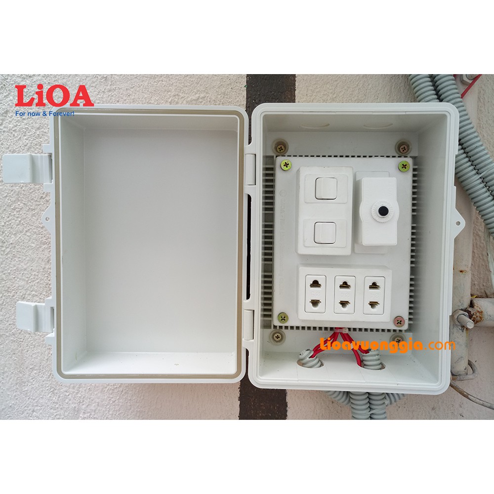 Bảng điện nổi LiOA 15A có 3 ổ cắm 2 công tắc B-CB15A2C