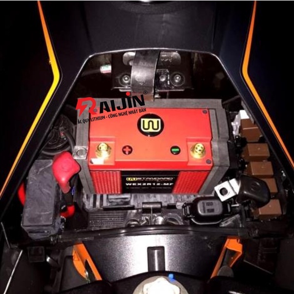 Bình ắc quy xe máy lithium WEX6R27-MF điện áp 12,8V 580CCA nhập khẩu USA dành cho xe mô tô dung tích xi-lanh lớn.