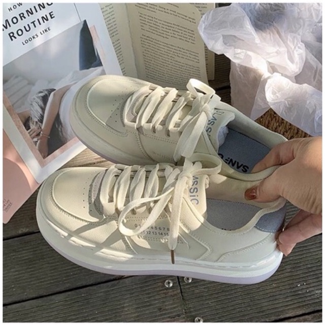 Giày thể thao nữ số 11 màu kem gót xanh đen