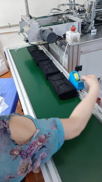 (Giảm giá) Hộp khẩu trang màu đen 4 lớp siêu hiếm | BigBuy360 - bigbuy360.vn