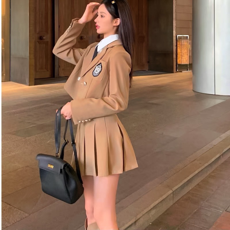 SET ÁO CROPTOP TAY DÀI LOGO + CHÂN VÁY XẾP LY