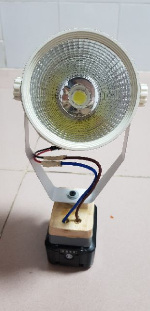 Đèn pha dùng pin makita 12V