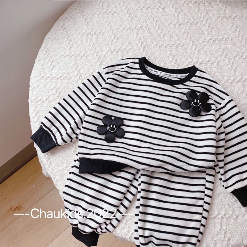 Set hoa đen kẻ ngang zip hàn cho bé gái