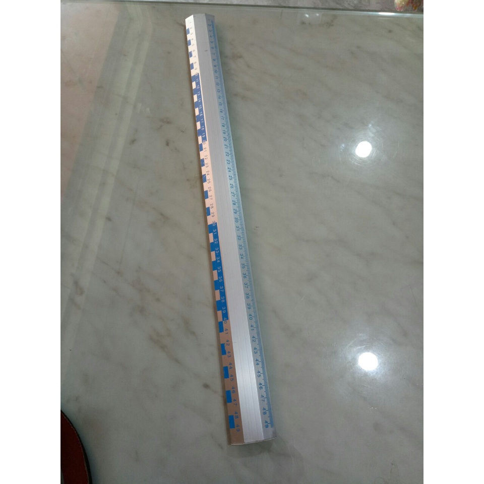 Thước nhôm 50 cm cho giáo viên  làm bằng nhôm chắc chắn, bền bỉ, giúp bạn có cảm giác chắc tay hơn các loại thước nhựa