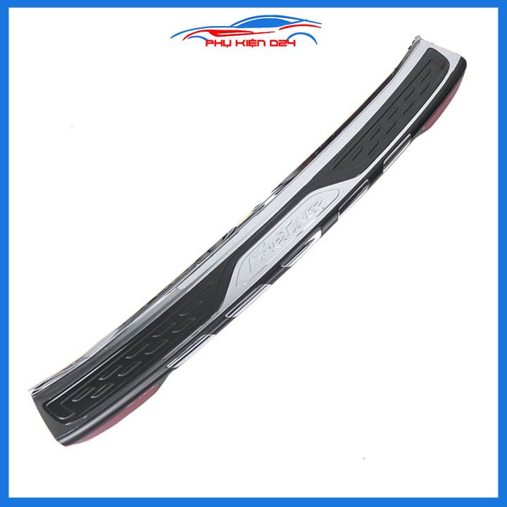 Ốp chống trầy cốp ngoài nhựa đen 3D Fortuner 2017-2018-2019-2020-2021-2022 phản quang dán cốp sau chống xước xe