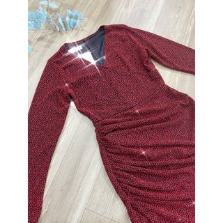 Váy body đỏ nhũ xoắn eo cổ V