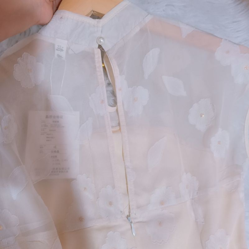 Sườn xám có sẵn cách tân uzaang hoa nổi đính Ngọc hở lưng hai lớp vô cùng nữ tính trung hoa