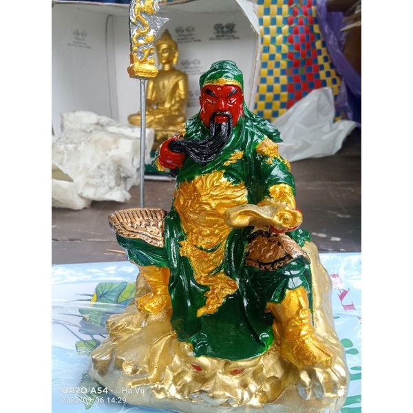 tượng quan công đọc sách . quan công cầm sách