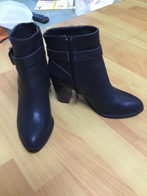 Boots #DAPHNE dòng SHOEBOX sale vợt dư. Giá siêu rẻ vì còn 1 đôi duy nhất size 36. Chất liệu PU mềm mại, gót 7cm-cao vừa