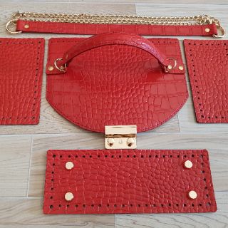 Nắp túi da. Chị Khánh Huyền