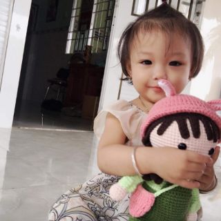 Búp bê em bé mặc yếm bằng len handmade