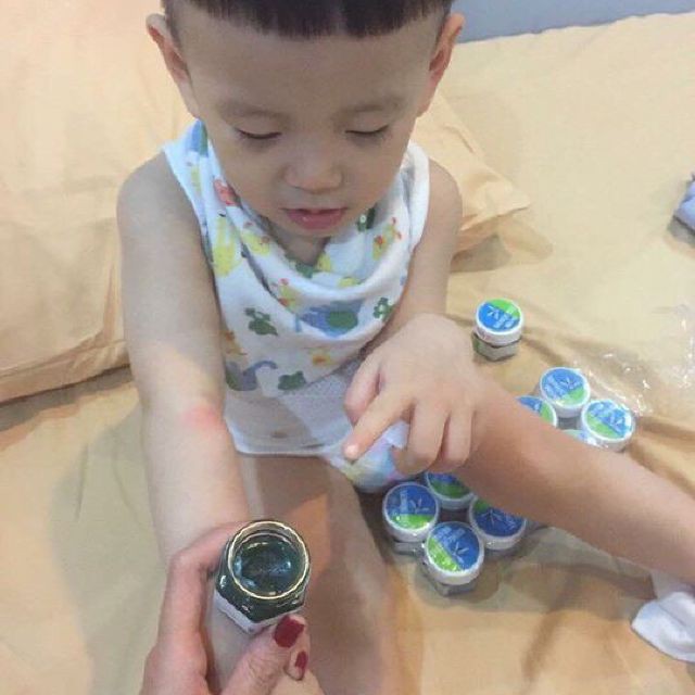 Dầu thoa trị muỗi đốt, côn trùng cắn, bong gân Green Balm Mosquito Brand Yanhee