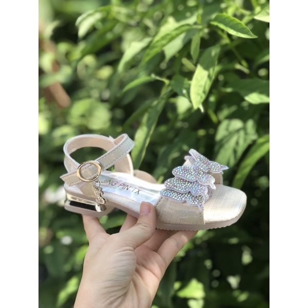 Sandal đính nơ gắn cườm cho bé gái 8107 nhỏ- dép quai hậu của bé đi học đế dẻo có gót êm chân chắc chắn (sz27-sz31) 8109