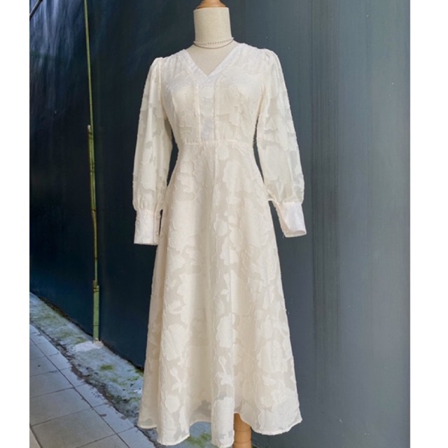 ND173 Đầm voan ép ren trắng kem cổ V dài tay dáng dài.