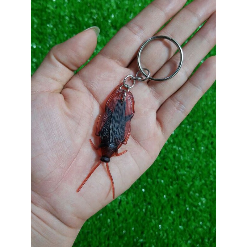 Móc khóa hình con gián như thật