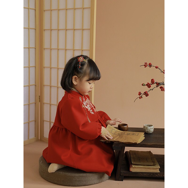 VÁY ĐỎ CỔ TÀU SẮC XUÂN CHO BG
